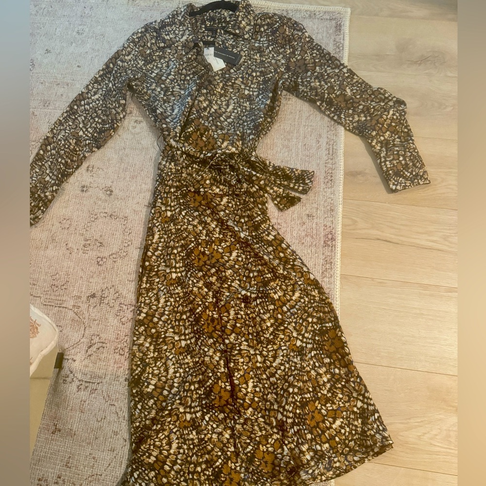 Banana Republic Silk-feeling collared wrap dress w/ buttons in the middle